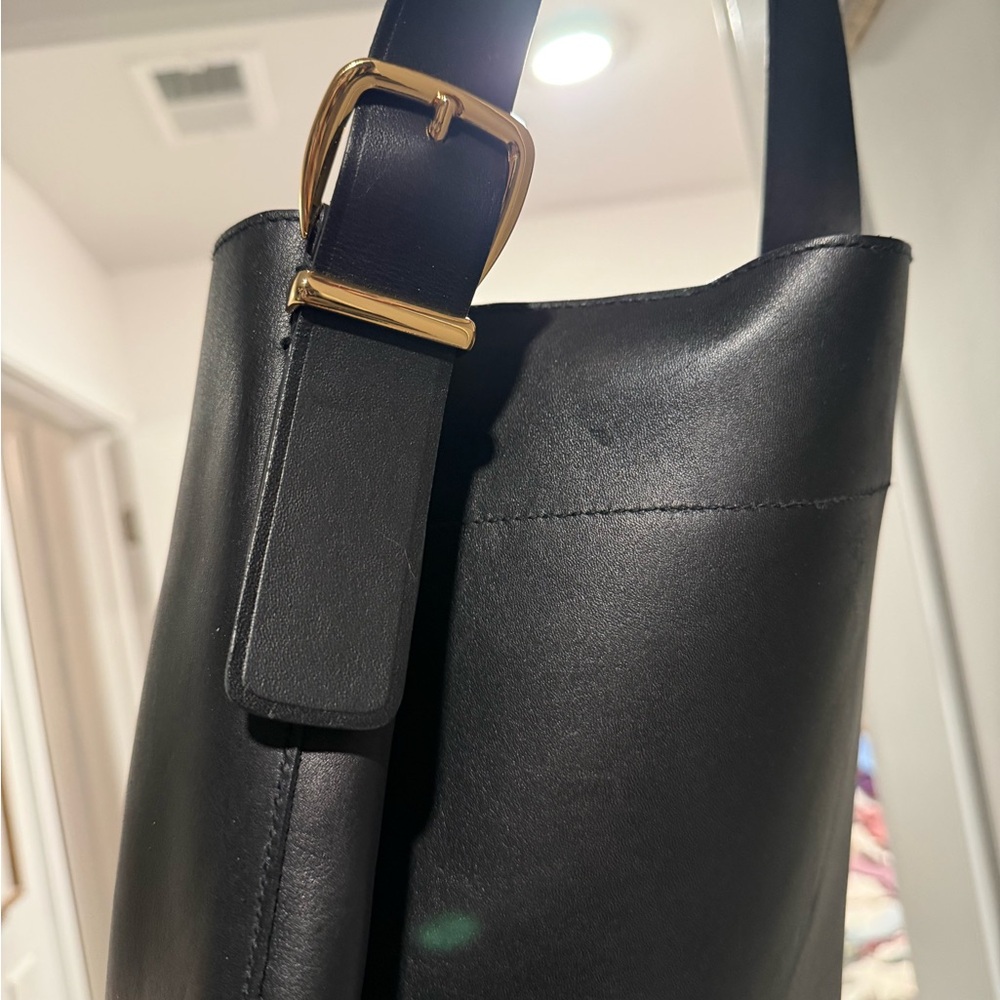 Madewell Black Essential Bucket Tote - Picture 10 of 11